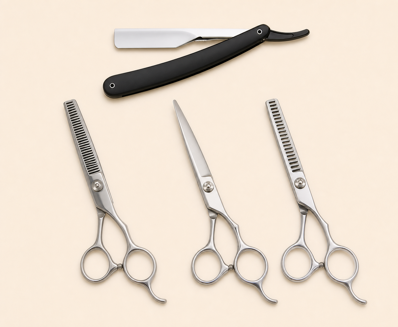 Kit Zeat de tres tijeras de peluquería —corte, pulir y entresacar— junto a una navaja de afeitar de mango negro